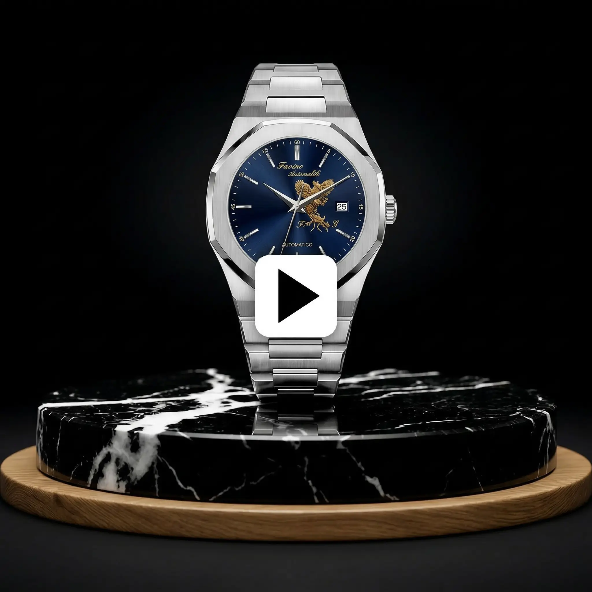 Orologio di lusso in acciaio con quadrante blu e dettagli dorati, posizionato su una base in marmo nero con supporto in legno, illuminazione cinematografica su sfondo scuro. Immagine premium creata da Lmao Graphic per comunicare eleganza, precisione e design di alto livello, ideale per siti web, branding e contenuti visivi di lusso.