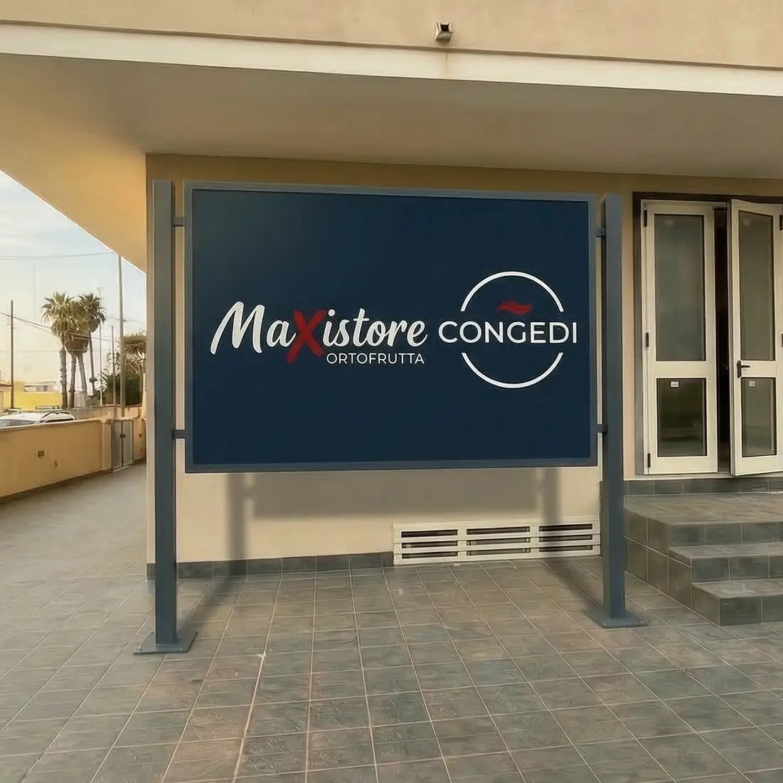 LAVORI Insegna pubblicitaria professionale realizzata da Lmao Graphic, agenzia grafica con base a Lecce attiva in tutta Italia, design moderno e pulito per attività commerciali e aziende, studio e sviluppo di branding, grafica pubblicitaria e identità visiva per negozi e punti vendita, progettazione insegne aziendali, cartellonistica e comunicazione visiva offline integrata con strategie digitali e SEO, soluzioni su misura per aumentare visibilità locale, riconoscibilità del brand e presenza sul territorio, grafica professionale per aziende in Puglia e tutta Italia.