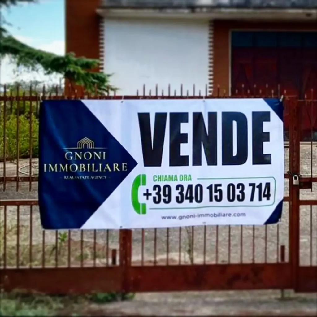 Striscione pubblicitario Gnoni Immobiliare con scritta VENDE